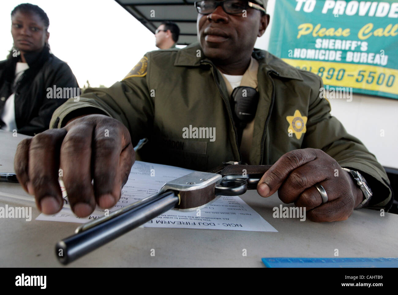 Dec 15, 2007 - Compton, CA, USA - Dans un effort pour réduire la violence , 156 fusils ont été recueillies par Los Angeles County Sheriff's représentants à Compton pendant les trois premiers jours d'un programme annuel d'échanges, ont déclaré aujourd'hui. Le fait de tourner en armes pour recevoir le personnel du shérif voiture cadeau de 50 Banque D'Images