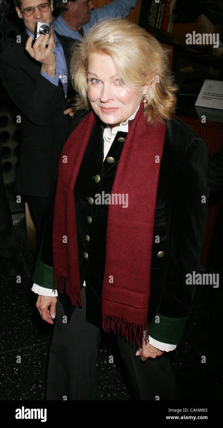 Dec 16, 2007 - New York, NY, USA - Actrice Candice Bergen au New York premiere de "Charlie Wilson's War" tenue au Musée d'Art Moderne (Image Crédit : © Nancy/Kaszerman ZUMA Press) Banque D'Images