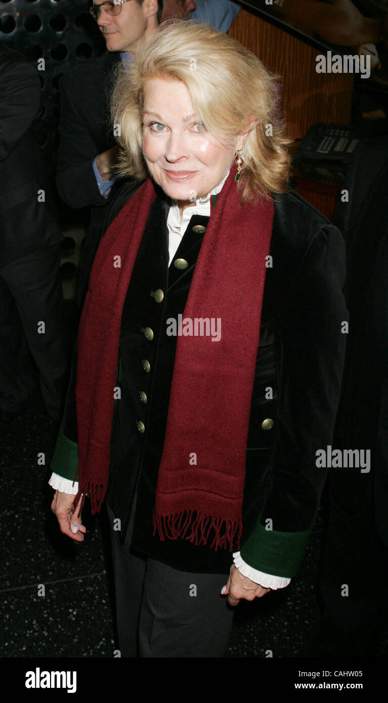 Dec 16, 2007 - New York, NY, USA - Actrice Candice Bergen au New York premiere de "Charlie Wilson's War" tenue au Musée d'Art Moderne (Image Crédit : © Nancy/Kaszerman ZUMA Press) Banque D'Images