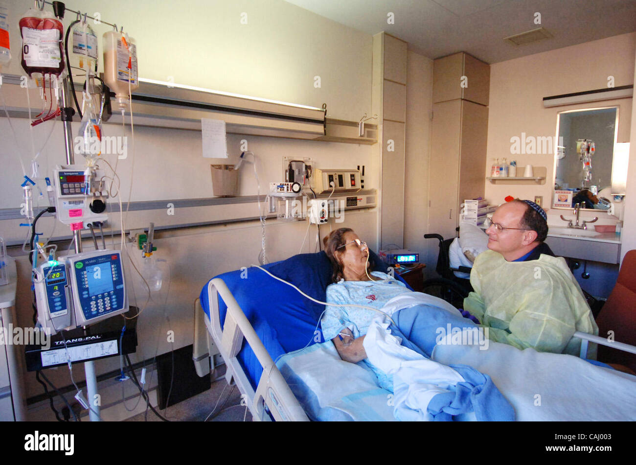 Les patients transplantés hépatiques Judith Dover parle avec Bruce Aumônier Feldstein à partir de son lit d'hôpital Jeudi, 20 décembre 2007, au Centre médical d'université de Stanford à Palo Alto, en Californie. Feldstein est membre de l'hôpital les services de soins spirituels et parle avec les patients de toutes les religions au cours de t Banque D'Images