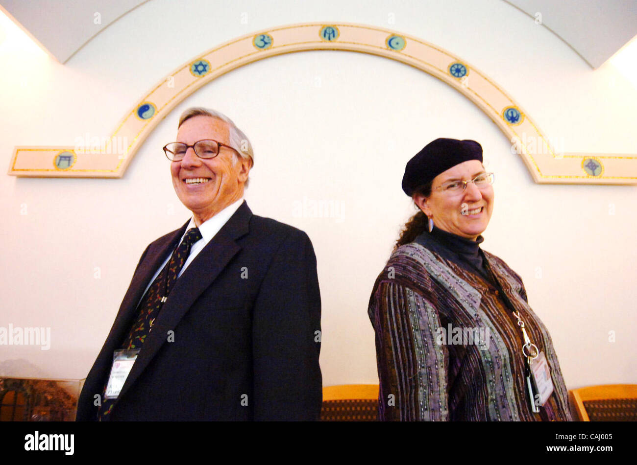 Service de soins spirituels réalisateur George Fitzgerald, à gauche, et l'aumônier Lori Klein ensemble à la Stanford University Medical Center Chapelle Jeudi, 20 décembre 2007, à Palo Alto, en Californie. Les deux Klein et Feldstein sont membres des hôpitaux Service de soins spirituels et parler avec programme patients Banque D'Images