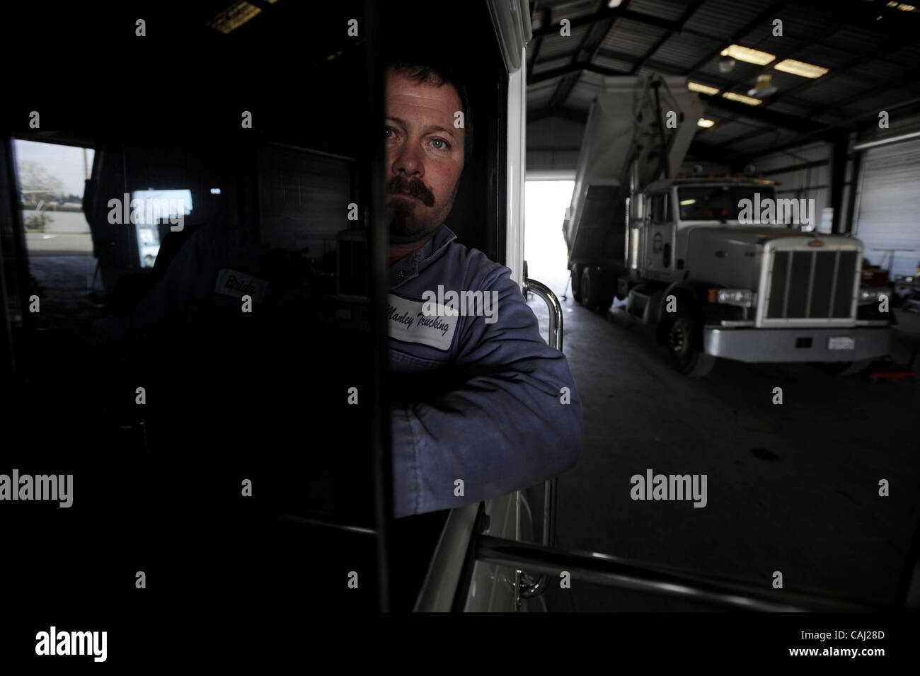 Le Manley & Sons Trucking Company possède et exploite 30 unités (unités  = camions & remorques) out of South Sacramento. Brian Derheim (CQ), un employé de 13 ans est également l'acheteur pour l'entreprise. Sacramento Bee photographie par JosŽ Luis Villegas 2 Janvier 2008 Banque D'Images