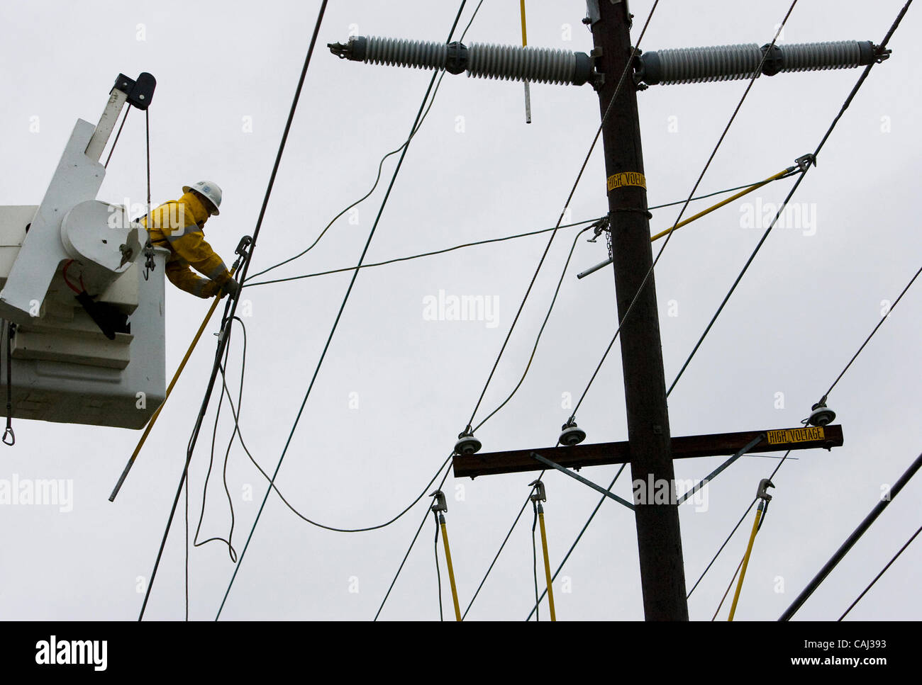 04 JANVIER - WOODLAND, CA : travailleur PGE Dan Laffond transmission motifs lignes électriques sur ligne de poteaux Road après sept mâts tenant la ligne est passé de grands vents le 4 janvier 2008 dans les bois, en Californie. Sacramento Bee photo / Paul Kitagaki Jr. Banque D'Images