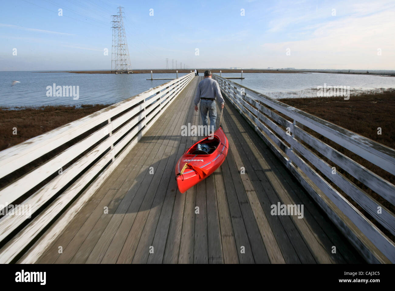 Jan 05, 2008 - Palo Alto , Californie, USA - ANDREI SARNA tire son kayak sur la rampe vers le bateau à quai à la préservation de la nature Lucy Evans Baylands Nature Palo Alto sur la première journée ensoleillée en semaines. (Crédit Image : © Norbert Von der Groeben/Norbeert Von der Groeben/ZUMA Press) Banque D'Images