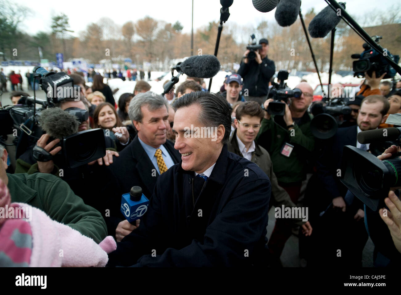 Nashua, NH - 1/8/08 - Candidat à l'élection présidentielle Mitt Romney salue des électeurs dans un bureau de scrutin au large de l'école élémentaire de la rue le matin du les primaires du New Hampshire à Nashua, NH 8 Janvier, 2008. (Photo de Gordon M. Grant / Zuma Press) Banque D'Images