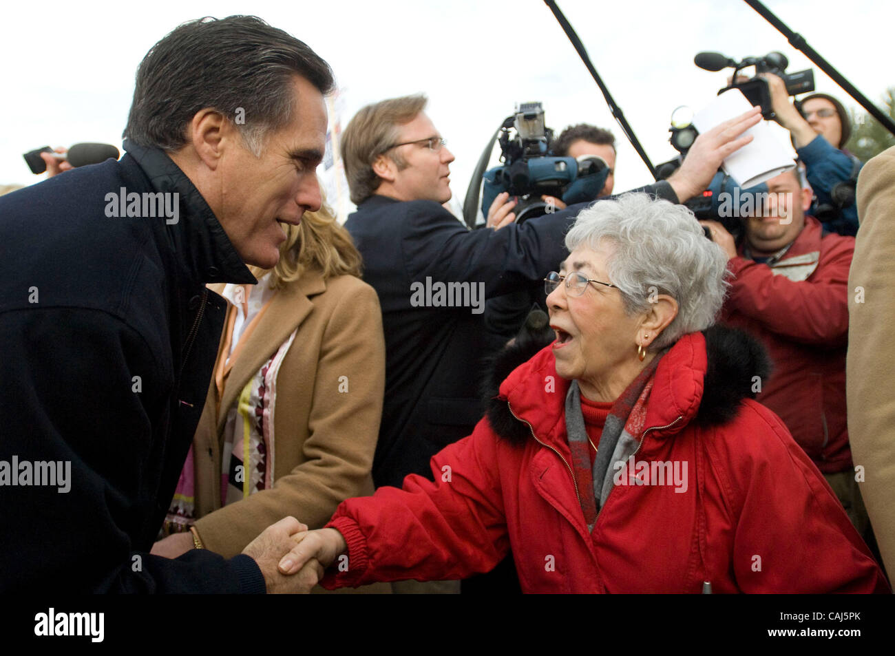 Nashua, NH - 1/8/08 - Candidat à l'élection présidentielle Mitt Romney salue des électeurs dans un bureau de scrutin au large de l'école élémentaire de la rue le matin du les primaires du New Hampshire à Nashua, NH 8 Janvier, 2008. (Photo de Gordon M. Grant / Zuma Press) Banque D'Images