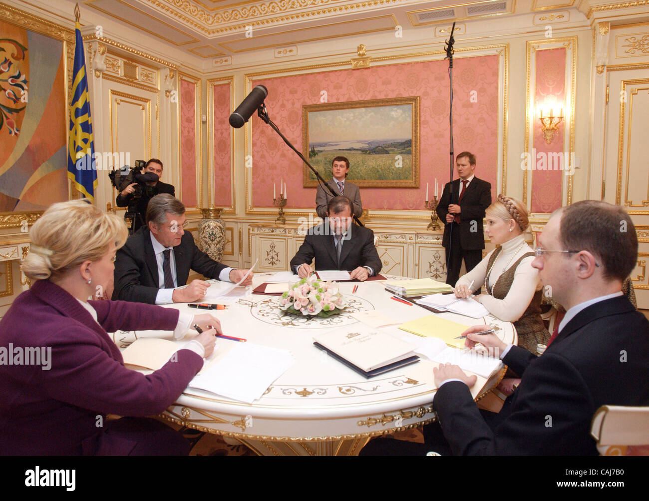 Président de l'Ukraine Viktor Iouchtchenko (deuxième à gauche) lors de la rencontre avec le nouveau Secrétaire de la sécurité nationale et de la défense de Lukraine Raisa Bogatyreva (à gauche), chef du secrétariat présidentiel, Viktor Baloga (centre), Président du Parlement Ukrainien Arseny Iatseniouk (à droite)et nouveau premier-minist Banque D'Images