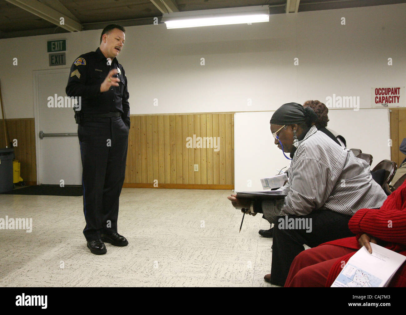 10/01/2008 - East Palo Alto , Californie, USA - l'East Palo Alto Ministère de la police travaille actuellement à devenir un ministère plus professionnel par l'embauche d'un ancien capitaine de la police d'Oakland Ron Davis comme le nouveau chef de la police. Sur la photo : Agir East Palo Alto Le capitaine de police JOHN CHALMERS parle duri Banque D'Images