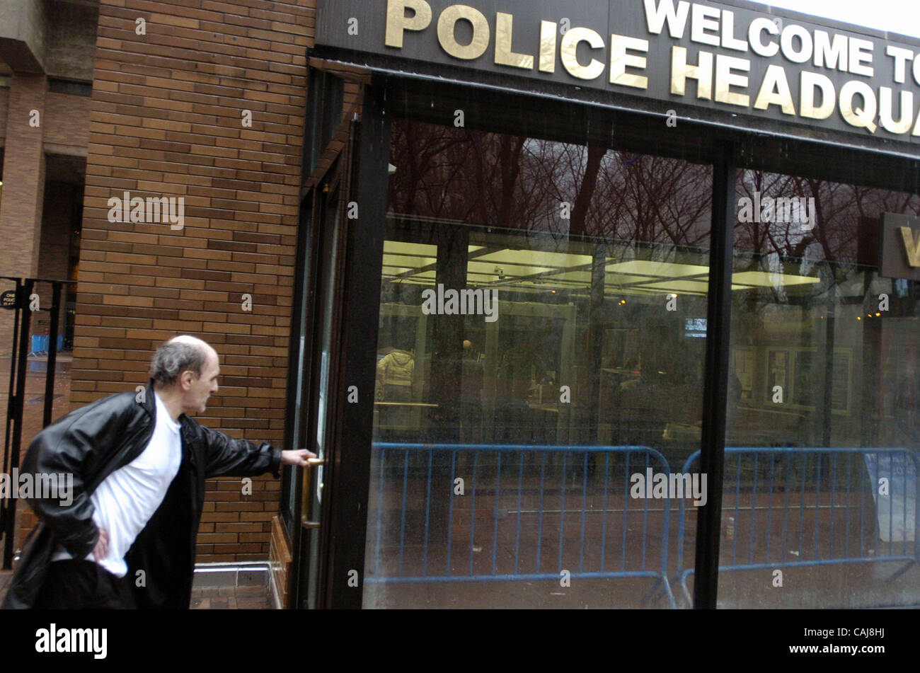 David Dalaia entrant 1 Plaza de la police. James O'Hare et David Dalaia prendre le bus M11 jusqu'à 14ème Rue puis transfert à l'E de former jusqu'à Chambers Street pour se rendre à la police 1 Plaza pour récupérer l'argent qui était sur eux lorsqu'ils ont été arrêtés. Ils ont été refoulés car ils n'avait pas le Banque D'Images