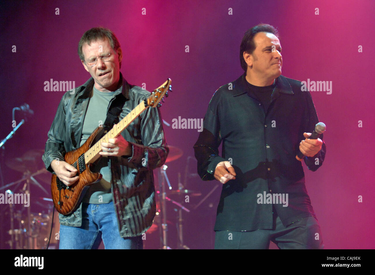 Jan 12, 2008 - Fayetteville, North Carolina, USA - (R-L), chanteur STEVE KATZ et le guitariste Dave GELLIS de la bande du sang, de la sueur et des larmes sur scène qu'il y 40e anniversaire tour débute à l'arène de la Couronne situé à Fayetteville. Copyright 2008 Jason Moore. Crédit obligatoire : Jason Moore Banque D'Images