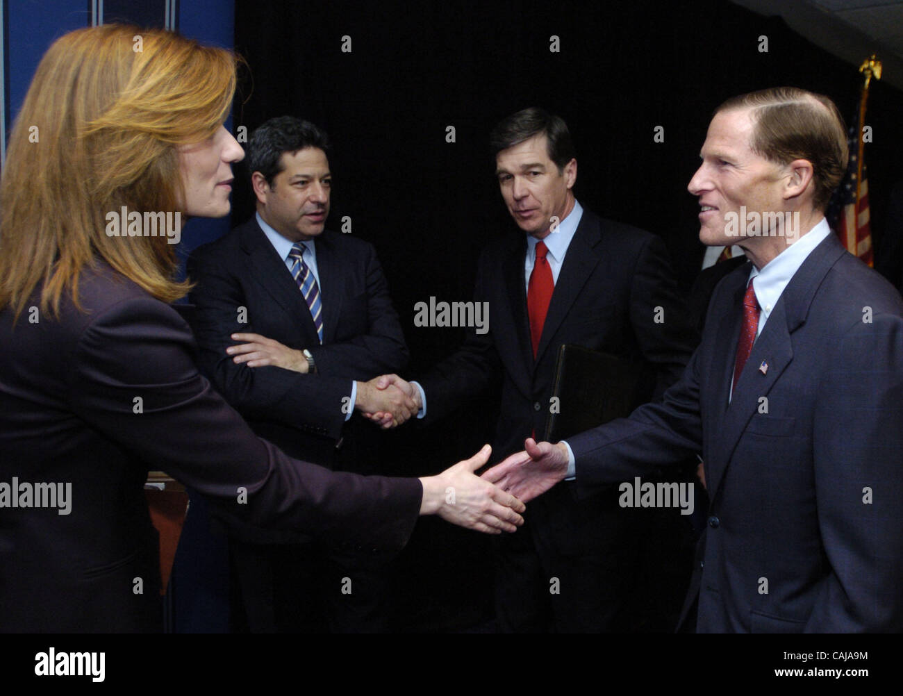 Procureur général du New Jersey Anne Milgram (L), serre la main avec le procureur général du Connecticut, Richard Blumenthal que Steven Cohen (2e à partir de L), de la New York Bureau du Procureur général et de Procureur général de la Caroline du Nord Roy Cooper (2e R) de se serrer la main après la conférence de presse. Dans un joint Banque D'Images