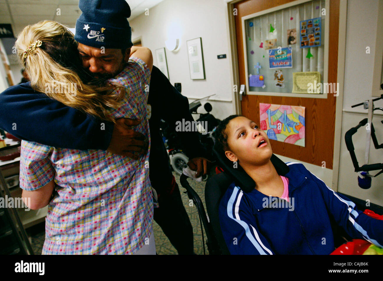 Jan 12, 2008 - Saint Paul, Minnesota, USA - Gillette à l'Hôpital des enfants, aide infirmière NATALIE JEANETTA et Steve Hall a donné à chacun d'autres un gros câlin comme il l'a remerciée d'avoir pris soin de sa fille, Vernice. Vernice Hall a passé plus de 112 jours à l'hôpital avant de rentrer chez eux. (Crédit Image : © Richard Banque D'Images