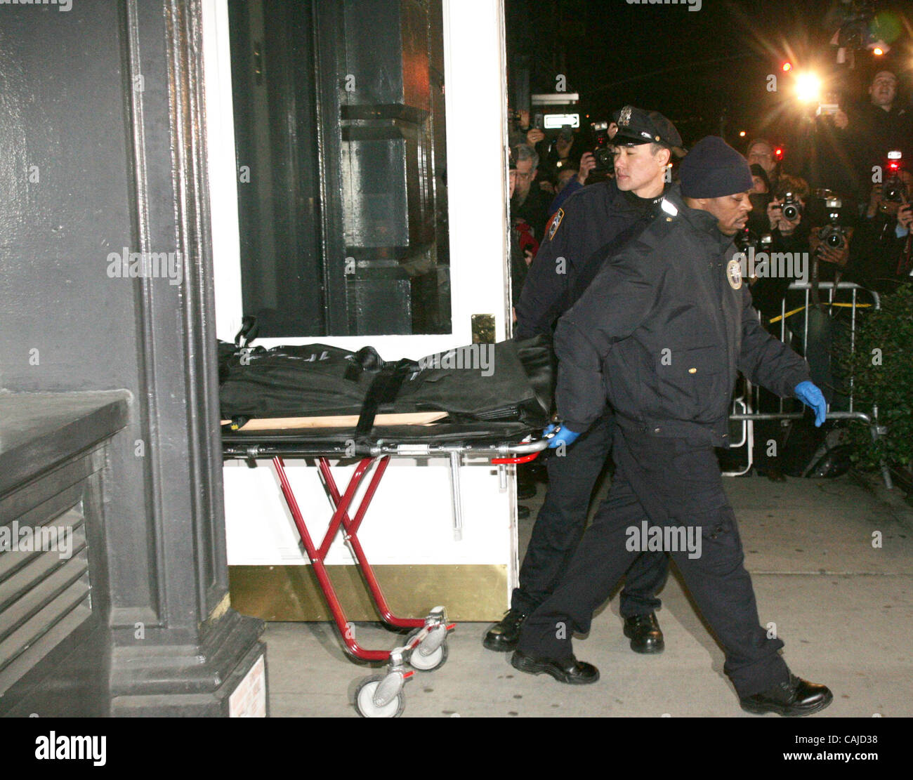 Jan 22, 2008 - New York, NY, USA - Le NYC Directeur Bureau du médecin légiste, le corps de roue de l'acteur Heath Ledger en dehors de son appartement situé sur 421 Broome Street où il a été trouvé mort plus tôt aujourd'hui. (Crédit Image : Banque D'Images