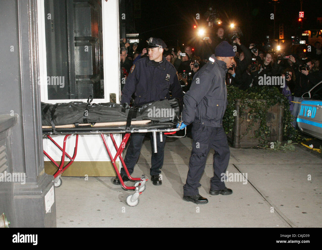 Jan 22, 2008 - New York, NY, USA - Le NYC Directeur Bureau du médecin légiste, le corps de roue de l'acteur Heath Ledger en dehors de son appartement situé sur 421 Broome Street où il a été trouvé mort plus tôt aujourd'hui. (Crédit Image : Banque D'Images