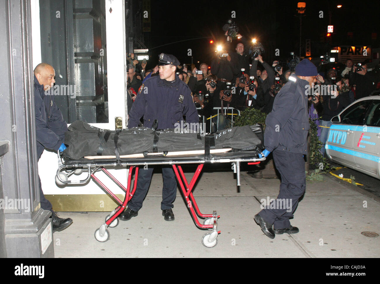 Jan 22, 2008 - New York, NY, USA - Le NYC Directeur Bureau du médecin légiste, le corps de roue de l'acteur Heath Ledger en dehors de son appartement situé sur 421 Broome Street où il a été trouvé mort plus tôt aujourd'hui. (Crédit Image : Banque D'Images