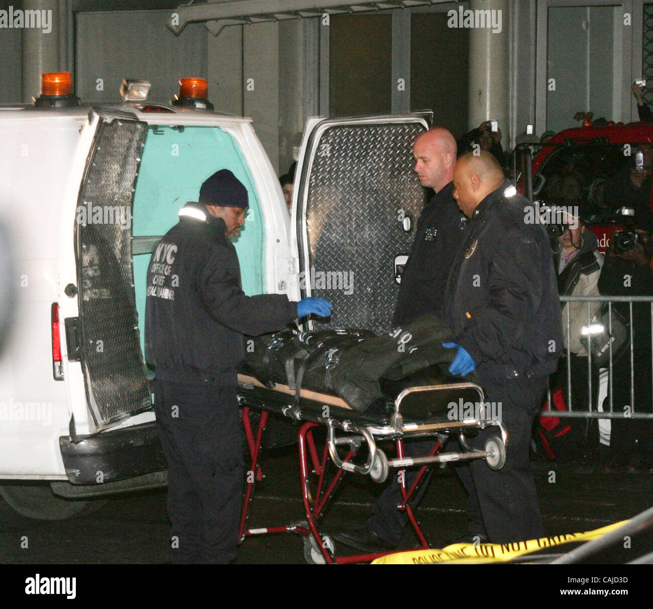 Jan 22, 2008 - New York, NY, USA - Le NYC Directeur Bureau du médecin légiste, le corps de roue de l'acteur Heath Ledger en dehors de son appartement situé sur 421 Broome Street où il a été trouvé mort plus tôt aujourd'hui. (Crédit Image : Banque D'Images