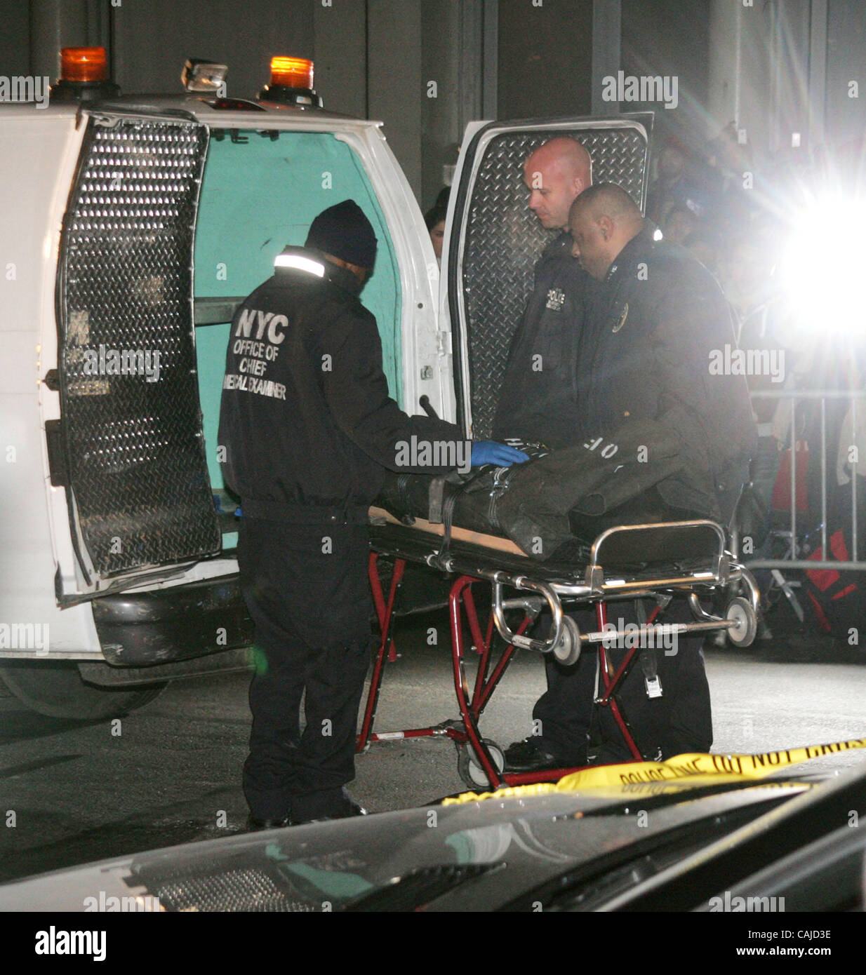 Jan 22, 2008 - New York, NY, USA - Le NYC Directeur Bureau du médecin légiste, le corps de roue de l'acteur Heath Ledger en dehors de son appartement situé sur 421 Broome Street où il a été trouvé mort plus tôt aujourd'hui. (Crédit Image : Banque D'Images