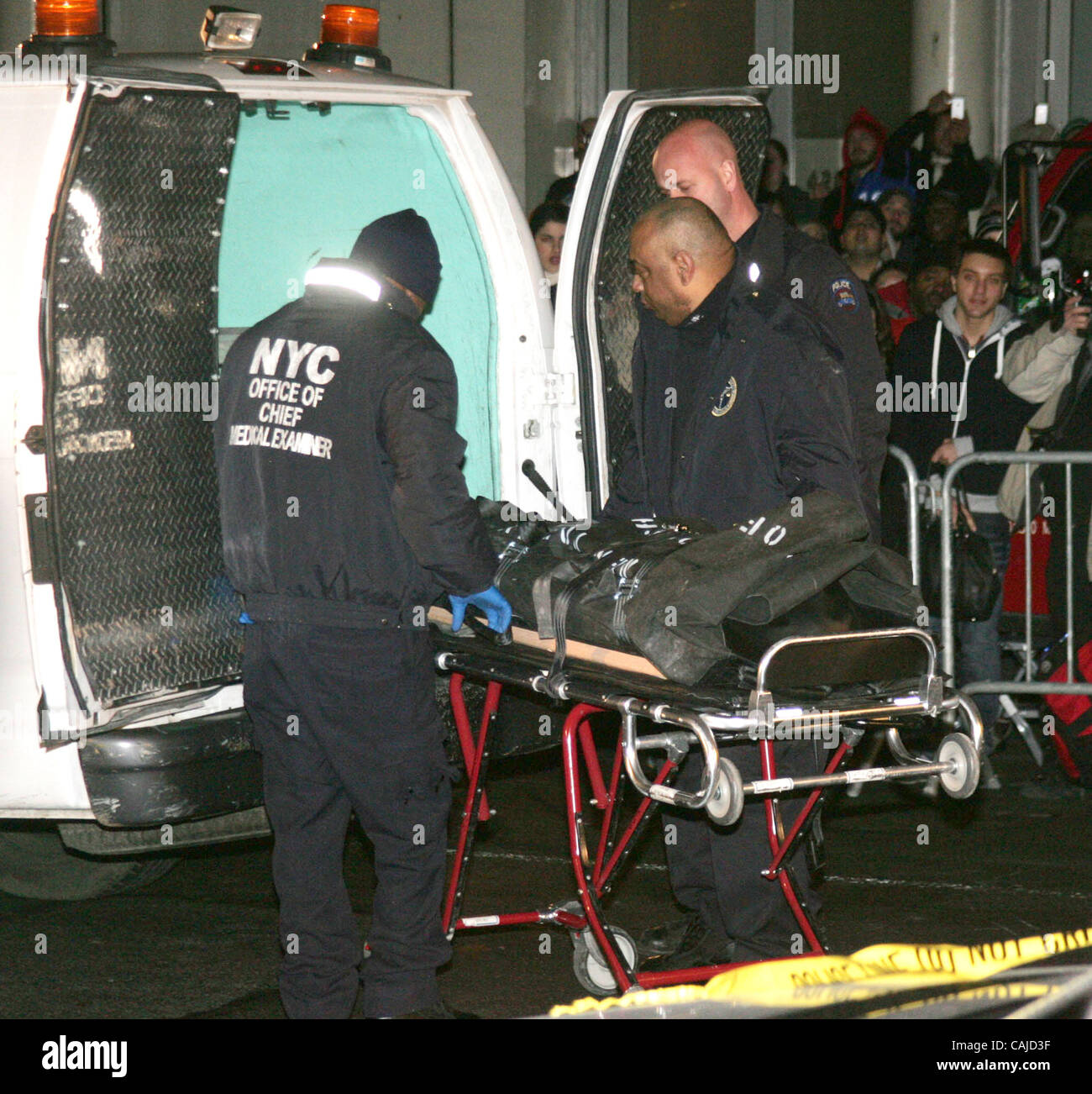 Jan 22, 2008 - New York, NY, USA - Le NYC Directeur Bureau du médecin légiste, le corps de roue de l'acteur Heath Ledger en dehors de son appartement situé sur 421 Broome Street où il a été trouvé mort plus tôt aujourd'hui. (Crédit Image : Banque D'Images