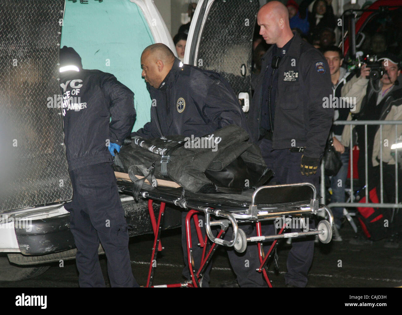 Jan 22, 2008 - New York, NY, USA - Le NYC Directeur Bureau du médecin légiste, le corps de roue de l'acteur Heath Ledger en dehors de son appartement situé sur 421 Broome Street où il a été trouvé mort plus tôt aujourd'hui. (Crédit Image : © Nancy/Kaszerman ZUMA Press) Banque D'Images
