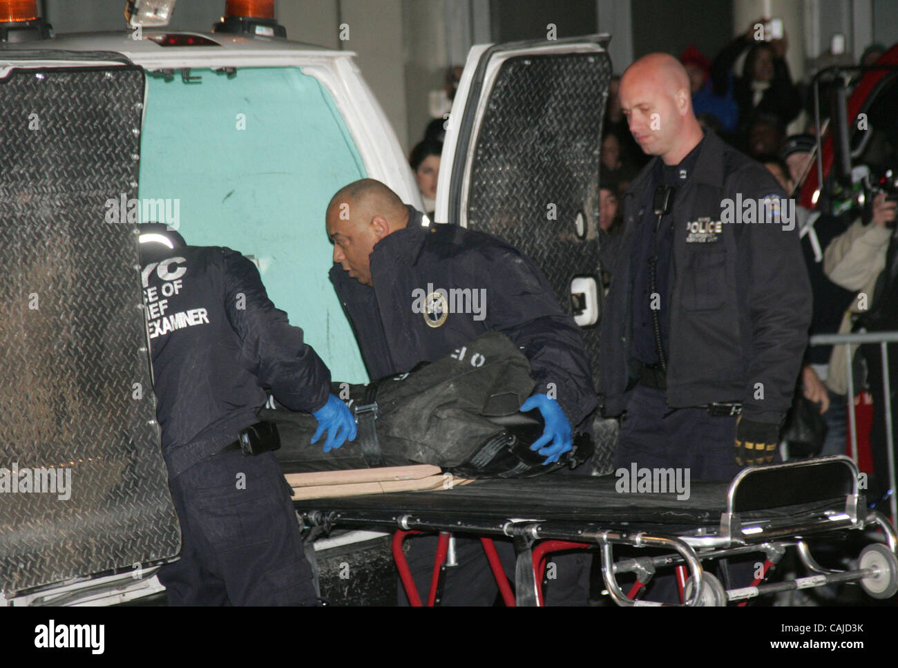 Jan 22, 2008 - New York, NY, USA - Le NYC Directeur Bureau du médecin légiste, le corps de roue de l'acteur Heath Ledger en dehors de son appartement situé sur 421 Broome Street où il a été trouvé mort plus tôt aujourd'hui. (Crédit Image : Banque D'Images