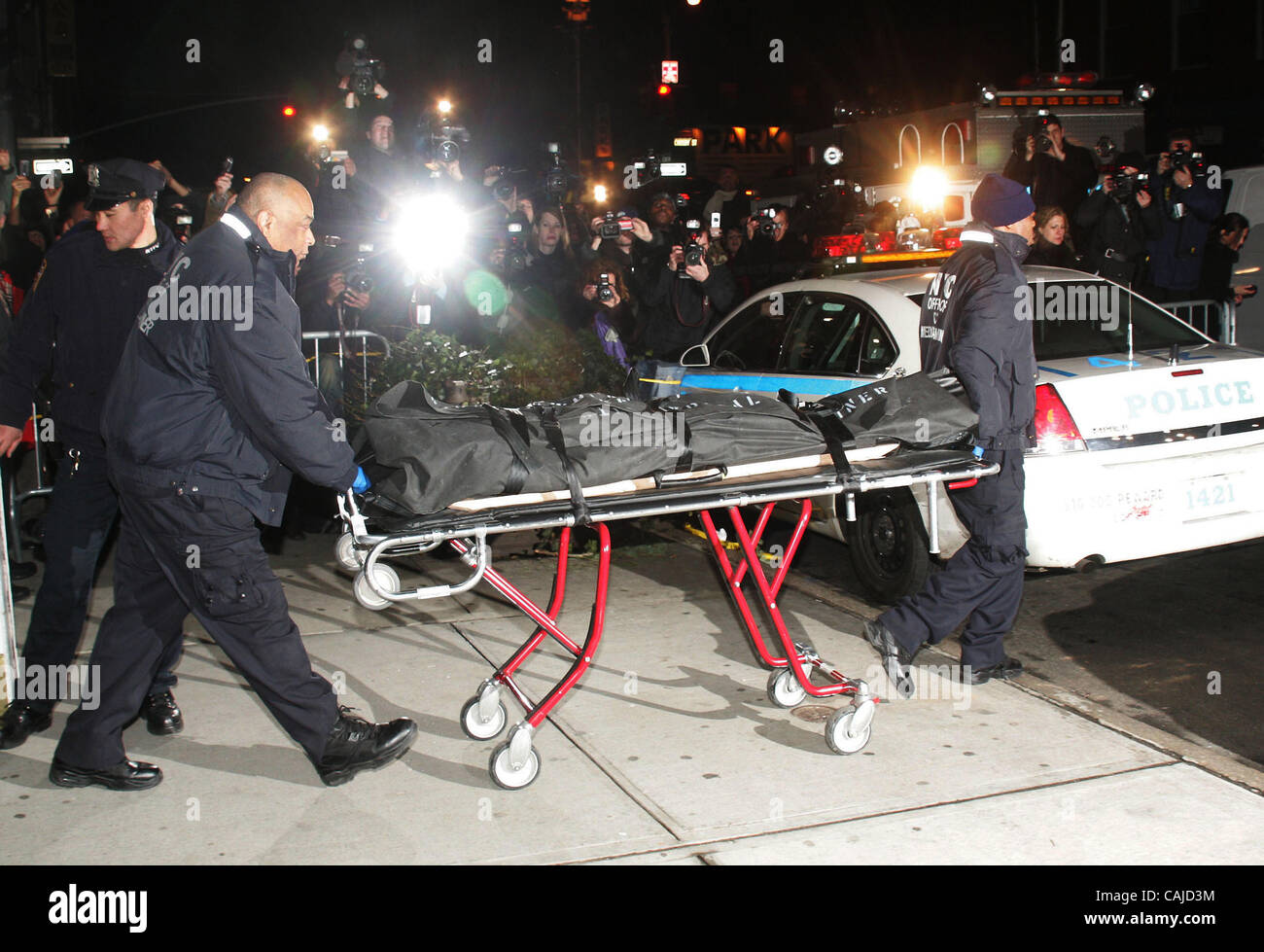 Jan 22, 2008 - New York, NY, USA - Le NYC Directeur Bureau du médecin légiste, le corps de roue de l'acteur Heath Ledger en dehors de son appartement situé sur 421 Broome Street où il a été trouvé mort plus tôt aujourd'hui. (Crédit Image : © Nancy/Kaszerman ZUMA Press) Banque D'Images