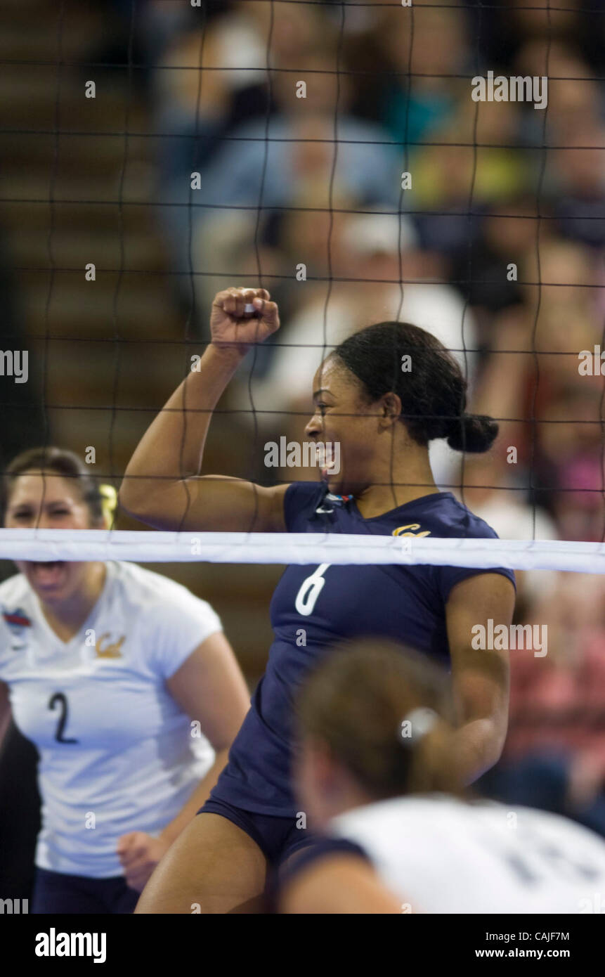 Cal Bear Angie Pressey pendant le match contre cal dans l'état de Penn 2007 NCAA Division I women's volleyball championship demi-finale Jeudi, 13 décembre 2007, à l'Arco Arena de Sacramento, Californie . Carl Costas / ccostas@sacbee.com Banque D'Images