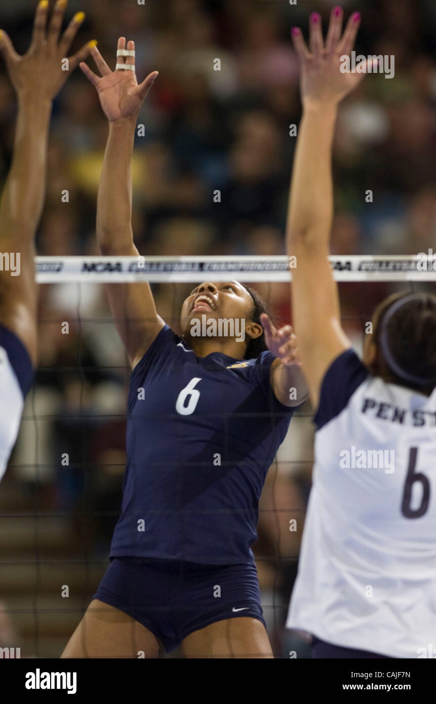 Cal Bear Angie Pressey pendant le match contre cal dans l'état de Penn 2007 NCAA Division I women's volleyball championship demi-finale Jeudi, 13 décembre 2007, à l'Arco Arena de Sacramento, Californie . Carl Costas / ccostas@sacbee.com Banque D'Images