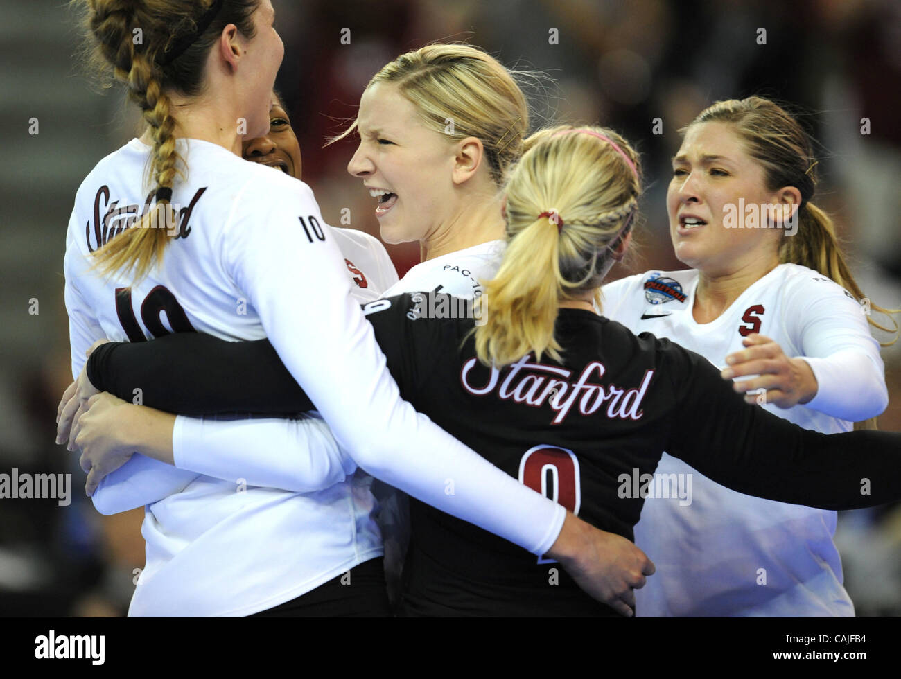Cardinaux Stanford célébrer un point comme ils font leur chemin vers la victoire sur l'USC Trojans pendant le 2007 NCAA Division I women's volleyball championship jeudi en demi-finale, le 13 décembre 2007, à l'Arco Arena de Sacramento, Californie( Hector Amezcua / hamezcua@sacbee.com ) Banque D'Images