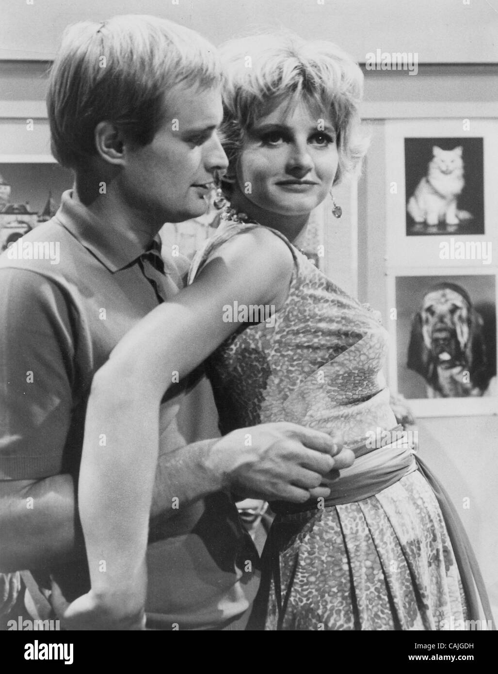 Le 6 janvier 2011 - Hollywood, Californie, États-Unis - Jill IRELAND AVEC SA VRAIE VIE MARI DAVID McCALLUM dans '' L'AFFAIRE GIUOCO PIANO '' épisode de l'homme de U.N.C.L.E. 1967.FOURNI PAR PHOTOS, INC..JILLIRELANDRETRO.(Image Crédit : Â© Clinton Wallace/Globe Photos/ZUMAPRESS.com) Banque D'Images