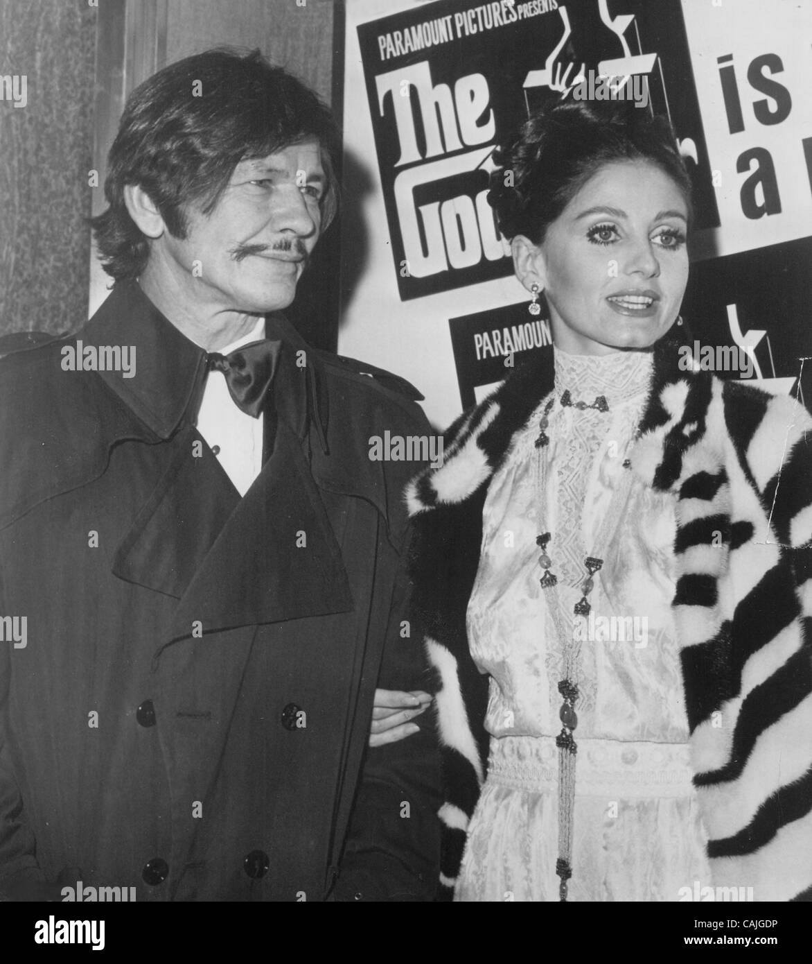 Le 6 janvier 2011 - Hollywood, Californie, États-Unis - Jill IRELAND avec Charles Bronson au parrain premiere.FOURNI PAR PHOTOS, INC..JILLIRELANDRETRO.(Image Crédit : Â© Clinton Wallace/Globe Photos/ZUMAPRESS.com) Banque D'Images