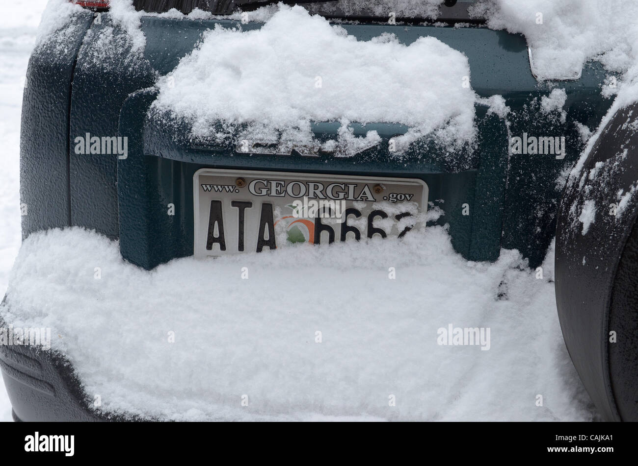 10 janvier 2011 - Woodstock, GA, Etats-Unis - une grande partie de la Géorgie et le reste du Sud-Est a été recouverte par la neige et la glace Lundi, la fermeture d'aéroports, les écoles, les entreprises et les routes pendant plusieurs jours. Ce temps peut être commune dans d'autres régions -- mais les habitants d'Atlanta ne voient pas qu'une grande partie de elle. Les résidents d'un s Banque D'Images