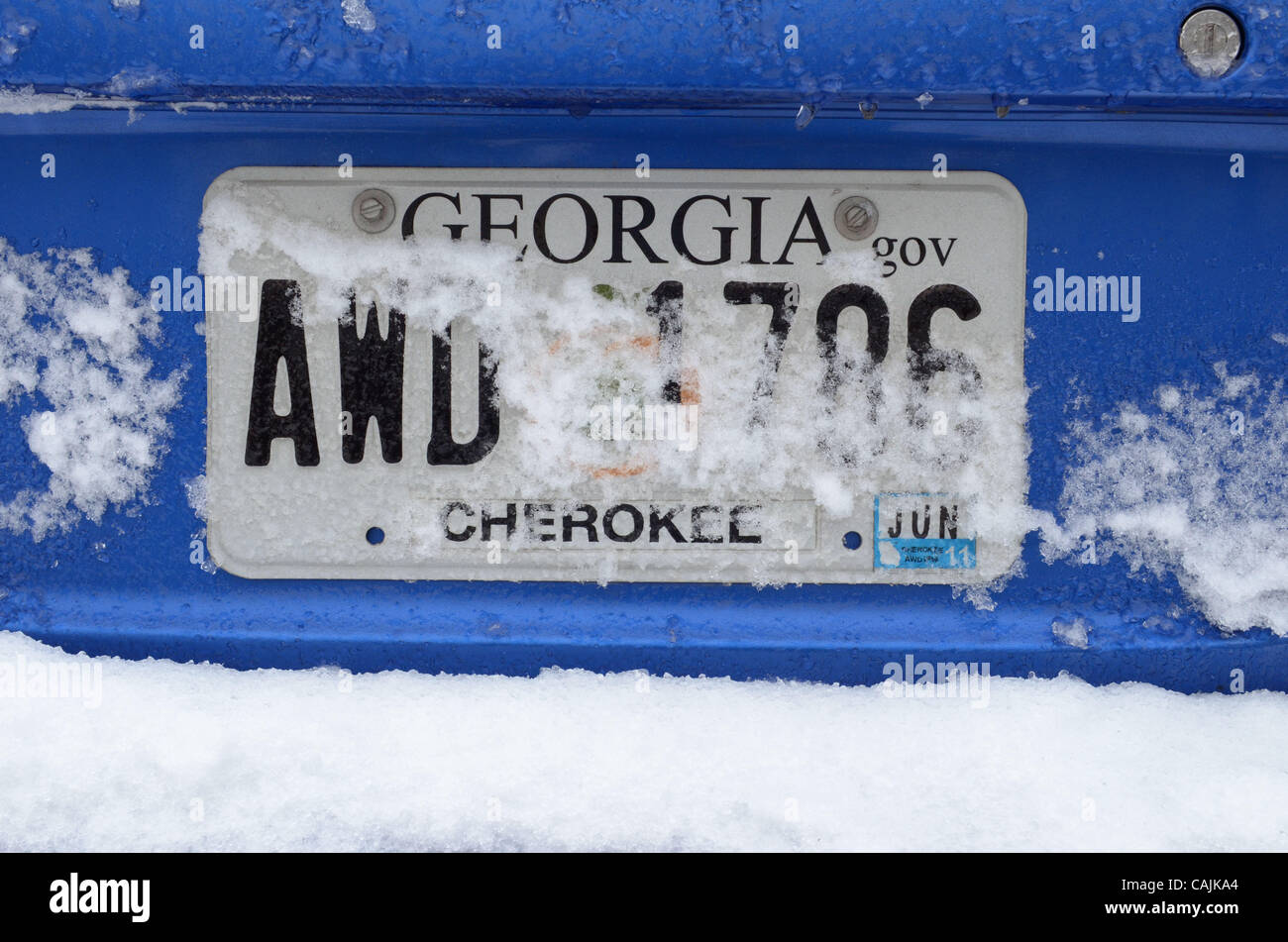 10 janvier 2011 - Woodstock, GA, Etats-Unis - une grande partie de la Géorgie et le reste du Sud-Est a été recouverte par la neige et la glace Lundi, la fermeture d'aéroports, les écoles, les entreprises et les routes pendant plusieurs jours. Ce temps peut être commune dans d'autres régions -- mais les habitants d'Atlanta ne voient pas qu'une grande partie de elle. Les résidents d'un s Banque D'Images