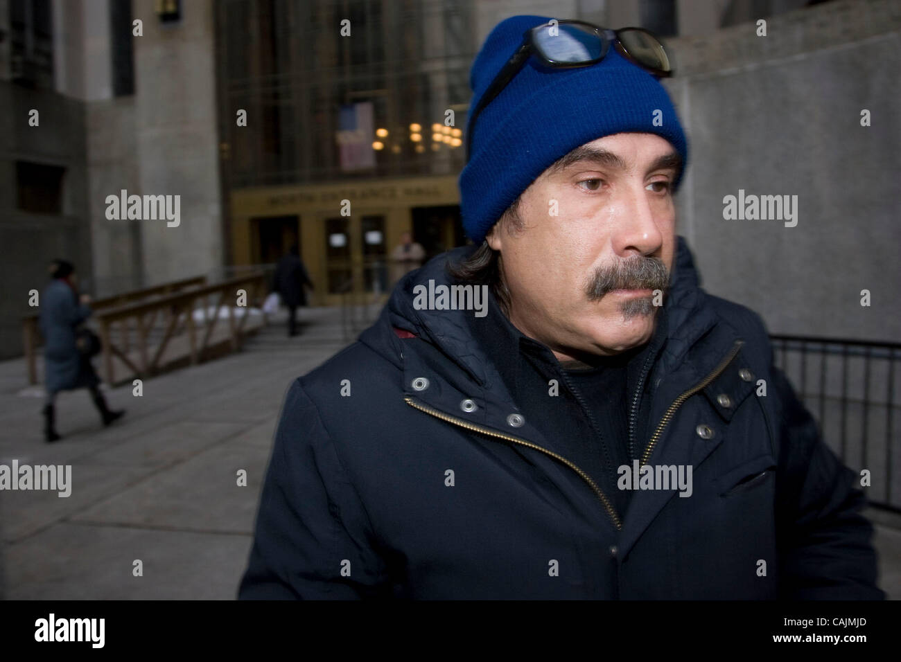 11 janvier 2011 - New York, New York, États-Unis - tatoueur Jonathan Shaw de quitter la cour. Il a plaidé non coupable à des accusations qu'il a de nombreux stocks, des couteaux, des armes à feu et de munitions dans un casier de stockage. Shaw est connu pour son travail sur les célébrités. Son avocat est Stacey Richman. (Crédit Image : © John Marshall/Mantel ZUM Banque D'Images