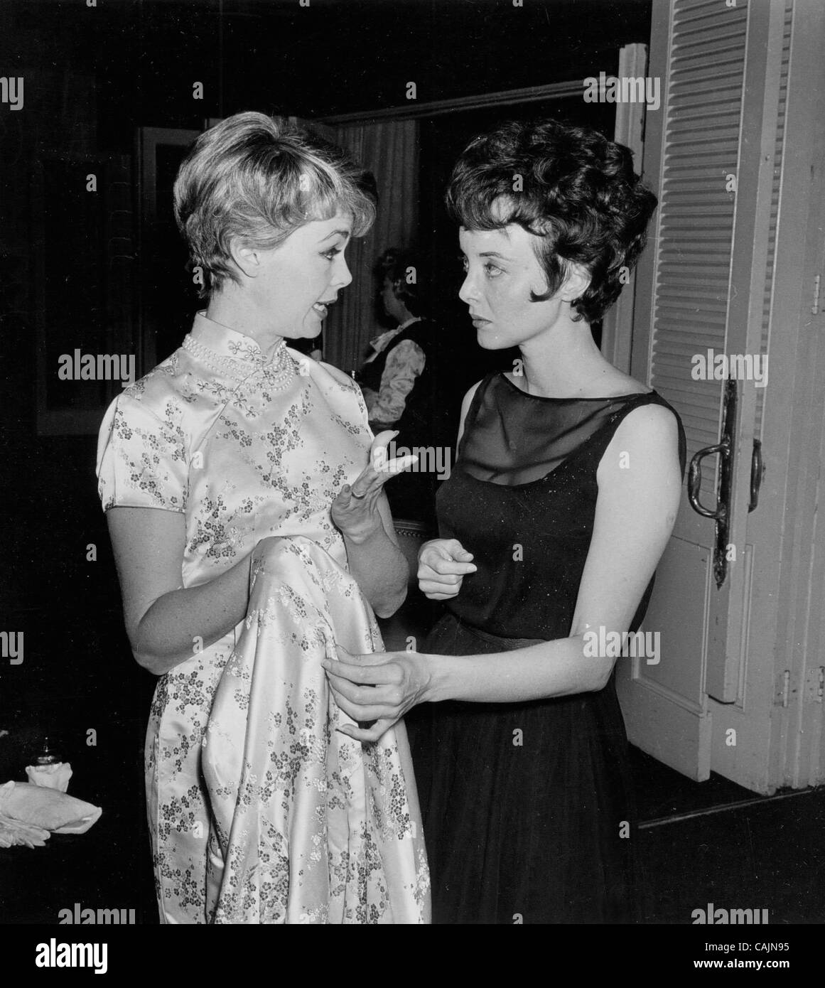 11 janvier 2011 - Hollywood, Californie, États-Unis - CAROLYN JONES AVEC BARBARA RUSH 1961.D601-7.FOURNI PAR PHOTOS, INC..CAROLYNJONESRETRO.05-26-1961 Crédit : Image(Â© Michael Germana/Globe Photos/ZUMAPRESS.com) Banque D'Images