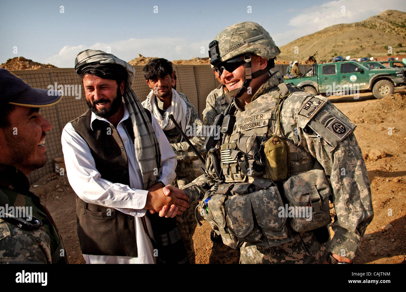 Sep 27, 2007 - Sabari, Afghanistan - Le Colonel Scott Custer, commandant de la 2e Battilion, 321e Régiment d'artillerie, 82e Division aéroportée, serre la main avec le sous-district de Sabari au nouveau gouverneur de district en centre Sabari Sabari (crédit Image : © L'observateur de Fayetteville/Andrew Craft/ZUMA Banque D'Images