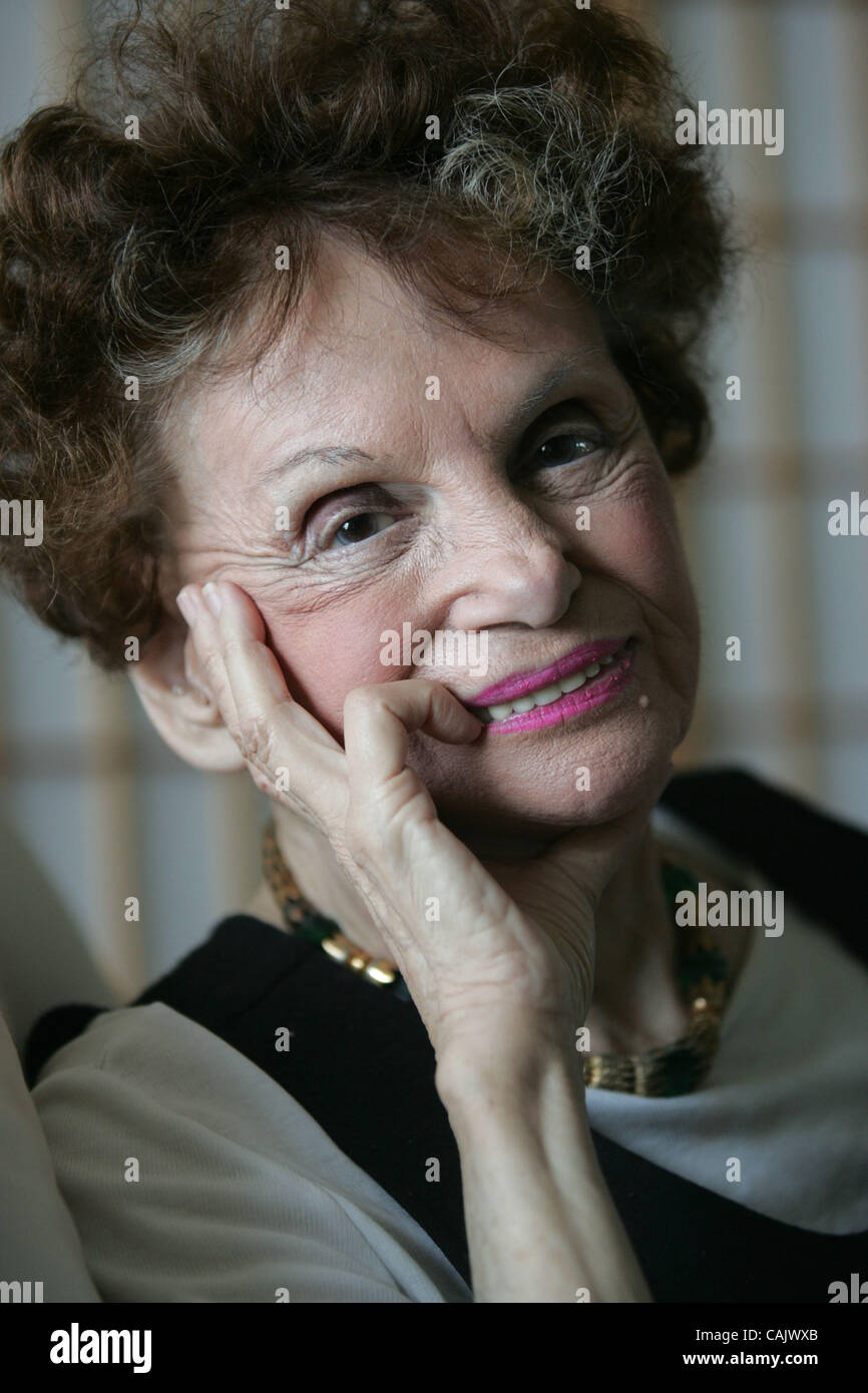 Elaine Dundy, 80, pose avec une vieille photo d'elle-même dans les années 1950, à son domicile à Los Angeles. Dundy, ex-épouse de Kenneth Tynan, est une romancière, biographe, journaliste, actrice et dramaturge. Elle a un flash de succès en tant que romancier dans les années 1950 avec son livre "L'image des avocats." Maintenant, le roman a Banque D'Images