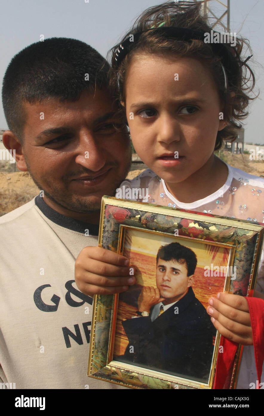 Oct 01, 2007 - La ville de Gaza, Territoires palestiniens - proches de Palestiniens emprisonnés en Israël près de l'attente d'Erez entre la bande de Gaza et Israël. Israël devrait gratuitement 30 prisonniers palestiniens dans la bande de Gaza, le lundi, mais la sortie a été retardée. Fonctionnaires n'a pas expliquer Banque D'Images