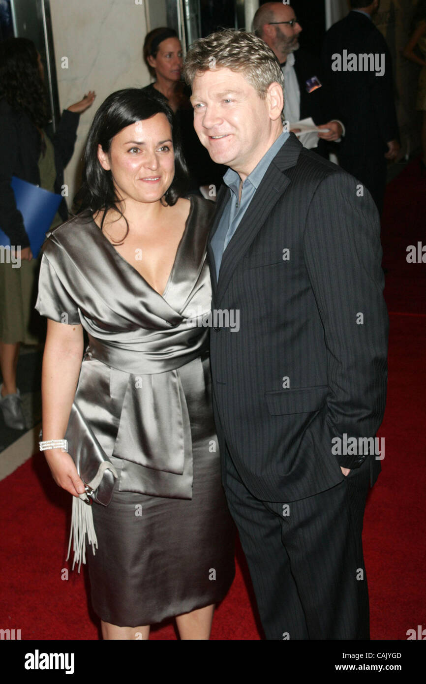 Oct 02, 2007 - New York, NY, USA - Directeur Kenneth Branagh et femme LINDSAY BRUNNOCK à l'arrivée des New York premiere de 'Sleuth' qui s'est tenue au Paris Theatre. (Crédit Image : © Nancy/Kaszerman ZUMA Press) Banque D'Images