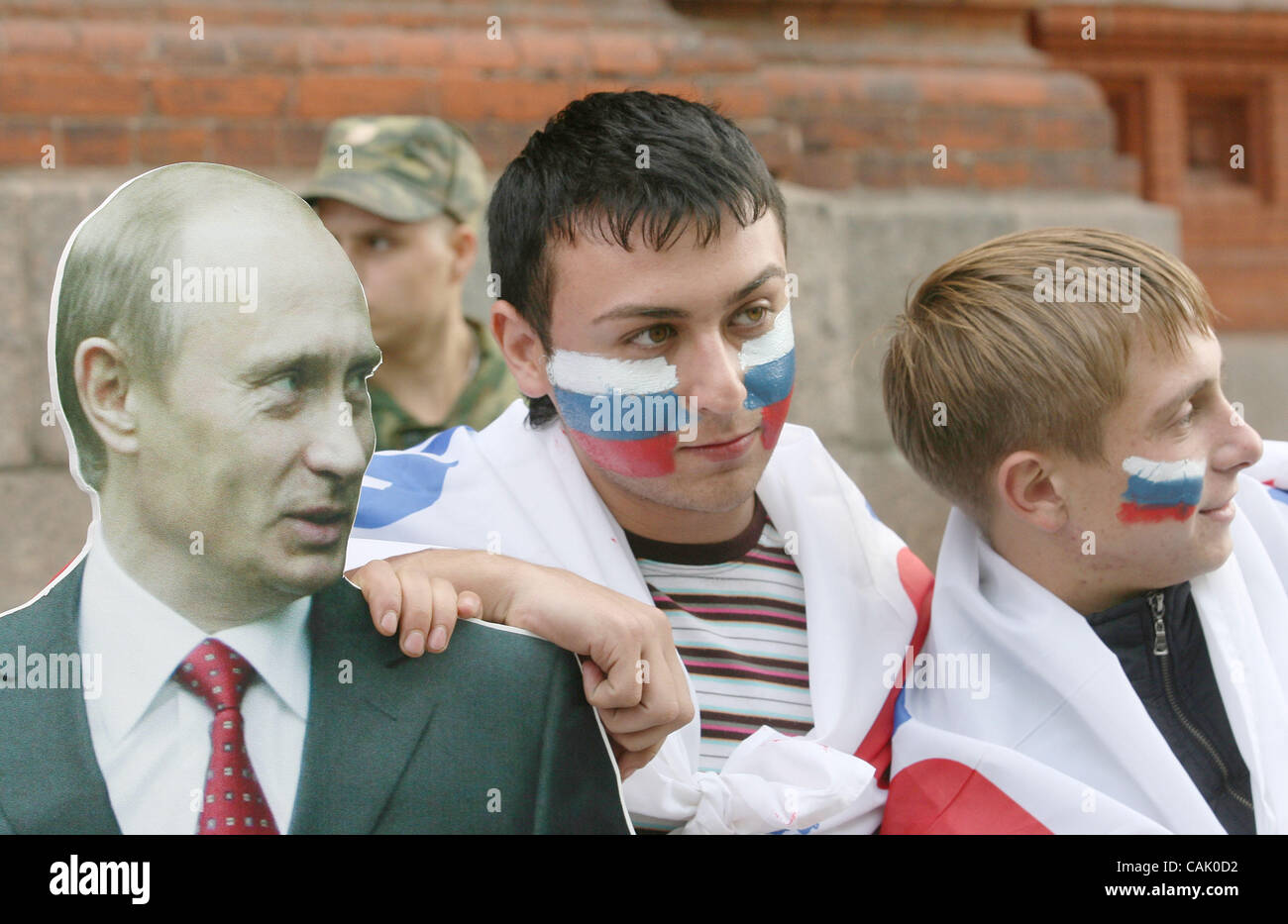 Molodaya Gvardia de militants (jeunes gardes) Pro-Kremlin mouvement de jeunesse avec la découpe de droit du président russe Vladimir Poutine au cours de leur rassemblement en Pro-President Moscou Centre près du Kremlin. Le rallye a été à l'appui de Poutine pour continuer à gouverner le pays. Banque D'Images