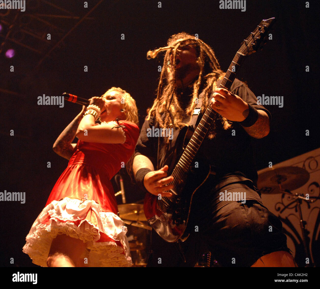 Oct 5, 2007 Myrtle Beach, SC, États-Unis d'Amérique, (L-R), chanteuse MARIA BRINK et le guitariste CHRIS HOWORTH de la bande en ce moment il se produit comme il y 2007 tour fait une halte à la Maison du Blues situé dans la région de Myrtle Beach. Copyright 2007 Jason Moore. Crédit obligatoire : Jason Moore Banque D'Images