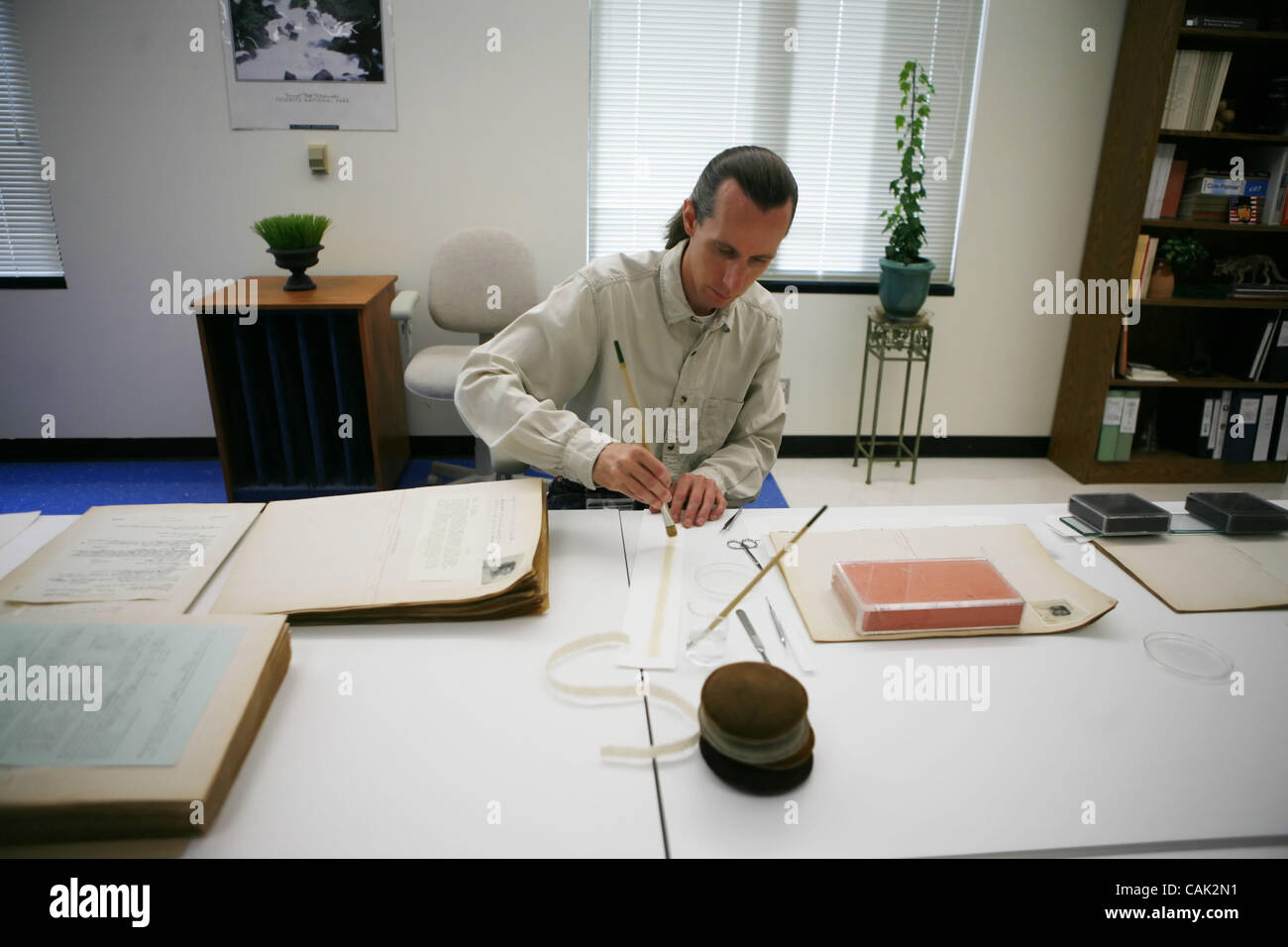 Kevin Turner, un document technique de préservation, de travaux de restauration d'un vieux livre à l'intérieur de la California State Archives, jeudi 4 octobre 2007. Le gardien des archives, Secrétaire d'État Debra Bowen maintient l'ensemble des dossiers des actes du pouvoir législatif et exécutif de stat Banque D'Images