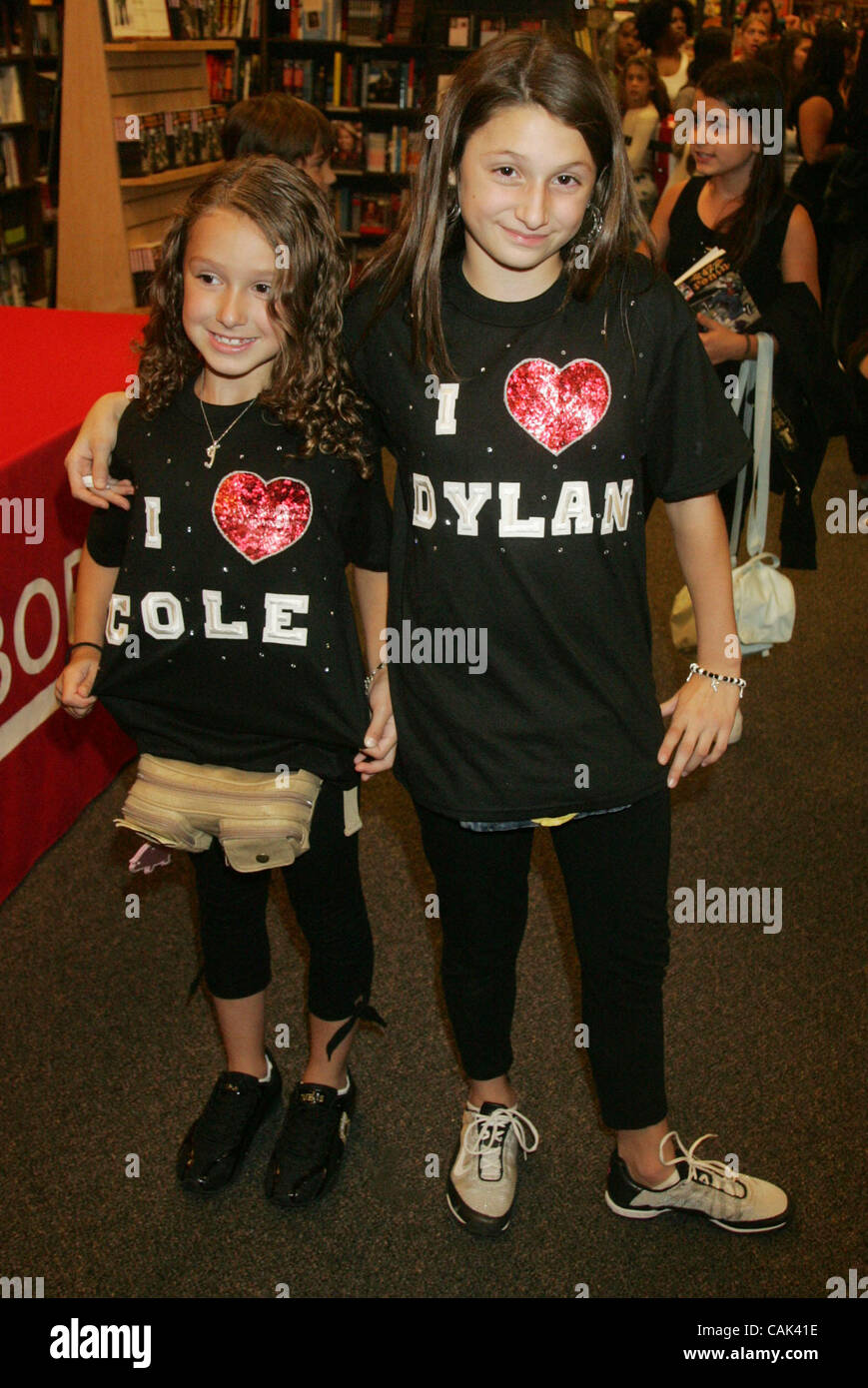 Sep 19, 2007 - New York, NY, USA - Fans porte 'Sprouse' tee-shirts lors de la signature de livre pour adolescents stars Dylan Sprouse et Cole Sprouse qui favorisent leur roman graphique "l'épreuve de force : 47 R.O.N.I.N. Épisode 2' qui a eu lieu sur le Centre de Time-Warner. (Crédit Image : © Nancy/Kaszerman ZUMA Press) Banque D'Images