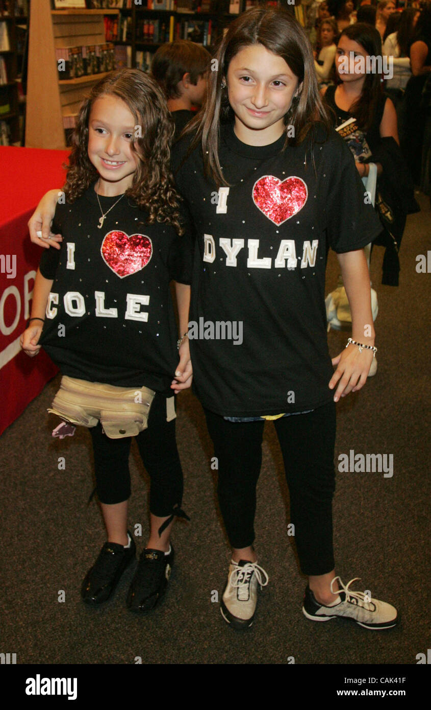 Sep 19, 2007 - New York, NY, USA - Fans porte 'Sprouse' tee-shirts lors de la signature de livre pour adolescents stars Dylan Sprouse et Cole Sprouse qui favorisent leur roman graphique "l'épreuve de force : 47 R.O.N.I.N. Épisode 2' qui a eu lieu sur le Centre de Time-Warner. (Crédit Image : © Nancy/Kaszerman ZUMA Press) Banque D'Images
