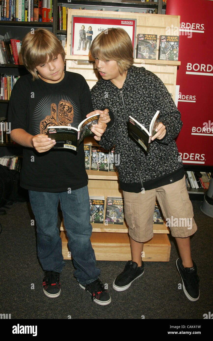 Sep 19, 2007 - New York, NY, USA - Teen stars Dylan Sprouse et Cole Sprouse promouvoir leur roman graphique "l'épreuve de force : 47 R.O.N.I.N. Épisode 2' qui a eu lieu sur le Centre de Time-Warner. (Crédit Image : © Nancy/Kaszerman ZUMA Press) Banque D'Images