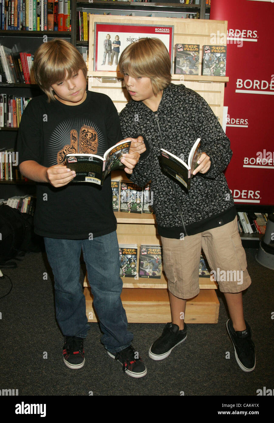Sep 19, 2007 - New York, NY, USA - Teen stars Dylan Sprouse et Cole Sprouse promouvoir leur roman graphique "l'épreuve de force : 47 R.O.N.I.N. Épisode 2' qui a eu lieu sur le Centre de Time-Warner. (Crédit Image : © Nancy/Kaszerman ZUMA Press) Banque D'Images