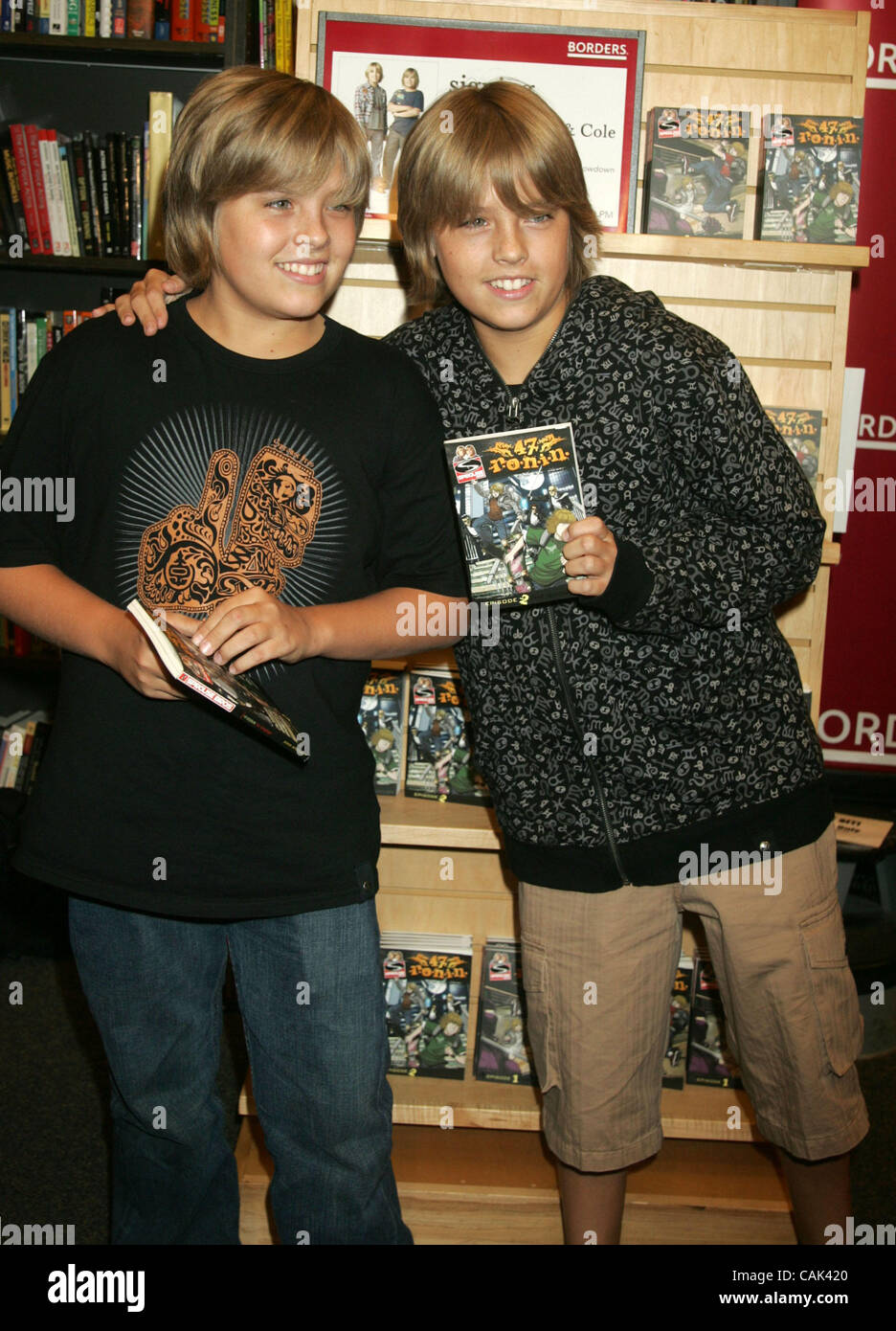 Sep 19, 2007 - New York, NY, USA - Teen stars Dylan Sprouse et Cole Sprouse promouvoir leur roman graphique "l'épreuve de force : 47 R.O.N.I.N. Épisode 2' qui a eu lieu sur le Centre de Time-Warner. (Crédit Image : © Nancy/Kaszerman ZUMA Press) Banque D'Images