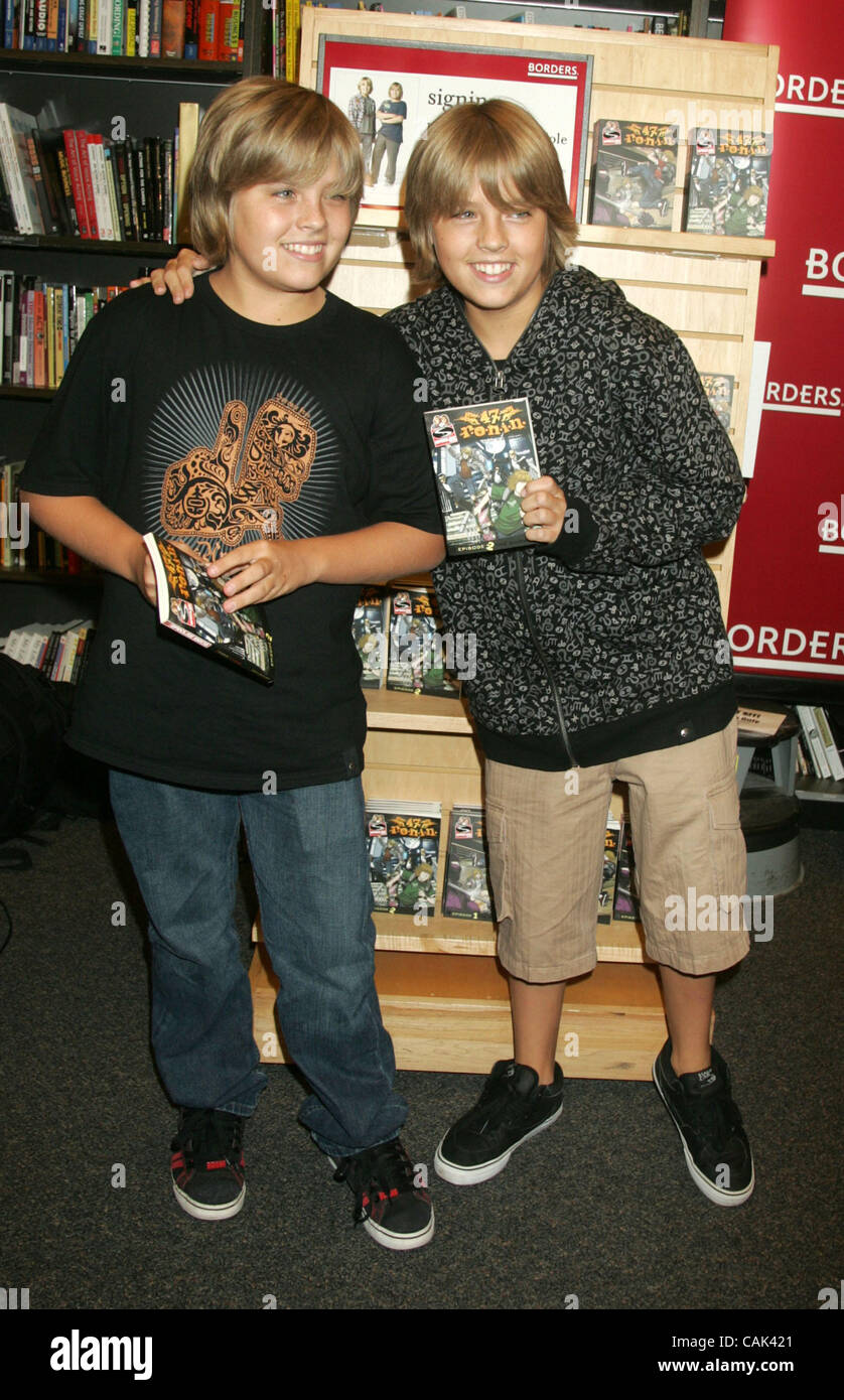 Sep 19, 2007 - New York, NY, USA - Teen stars Dylan Sprouse et Cole Sprouse promouvoir leur roman graphique "l'épreuve de force : 47 R.O.N.I.N. Épisode 2' qui a eu lieu sur le Centre de Time-Warner. (Crédit Image : © Nancy/Kaszerman ZUMA Press) Banque D'Images