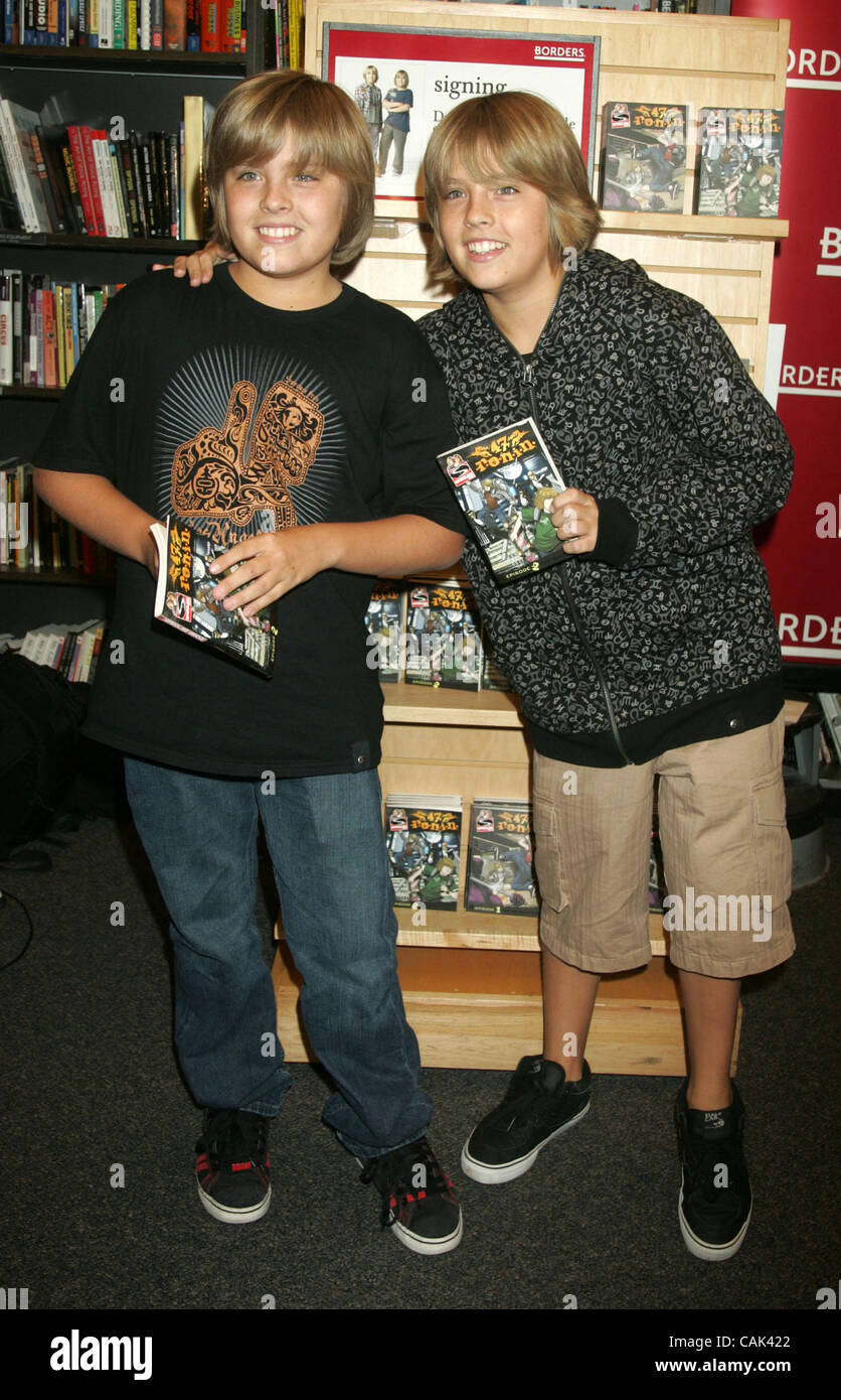 Sep 19, 2007 - New York, NY, USA - Teen stars Dylan Sprouse et Cole Sprouse promouvoir leur roman graphique "l'épreuve de force : 47 R.O.N.I.N. Épisode 2' qui a eu lieu sur le Centre de Time-Warner. (Crédit Image : © Nancy/Kaszerman ZUMA Press) Banque D'Images