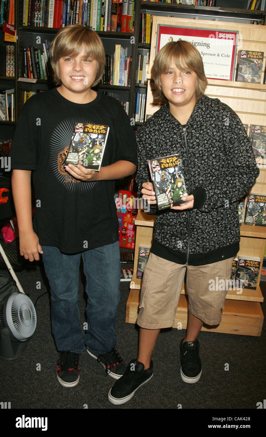 Sep 19, 2007 - New York, NY, USA - Teen stars Dylan Sprouse et Cole Sprouse promouvoir leur roman graphique "l'épreuve de force : 47 R.O.N.I.N. Épisode 2' qui a eu lieu sur le Centre de Time-Warner. (Crédit Image : © Nancy/Kaszerman ZUMA Press) Banque D'Images