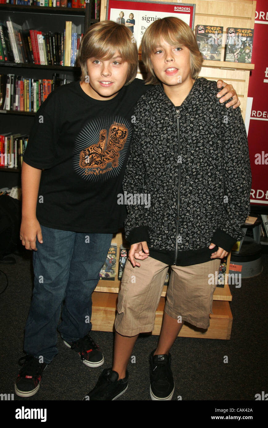 Sep 19, 2007 - New York, NY, USA - Teen stars Dylan Sprouse et Cole Sprouse promouvoir leur roman graphique "l'épreuve de force : 47 R.O.N.I.N. Épisode 2' qui a eu lieu sur le Centre de Time-Warner. (Crédit Image : © Nancy/Kaszerman ZUMA Press) Banque D'Images